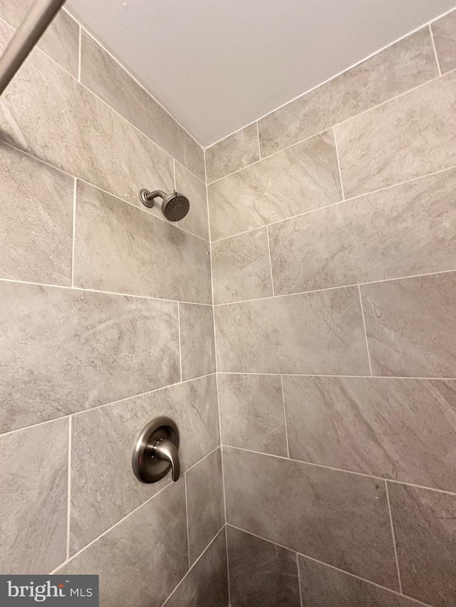 details featuring a tile shower