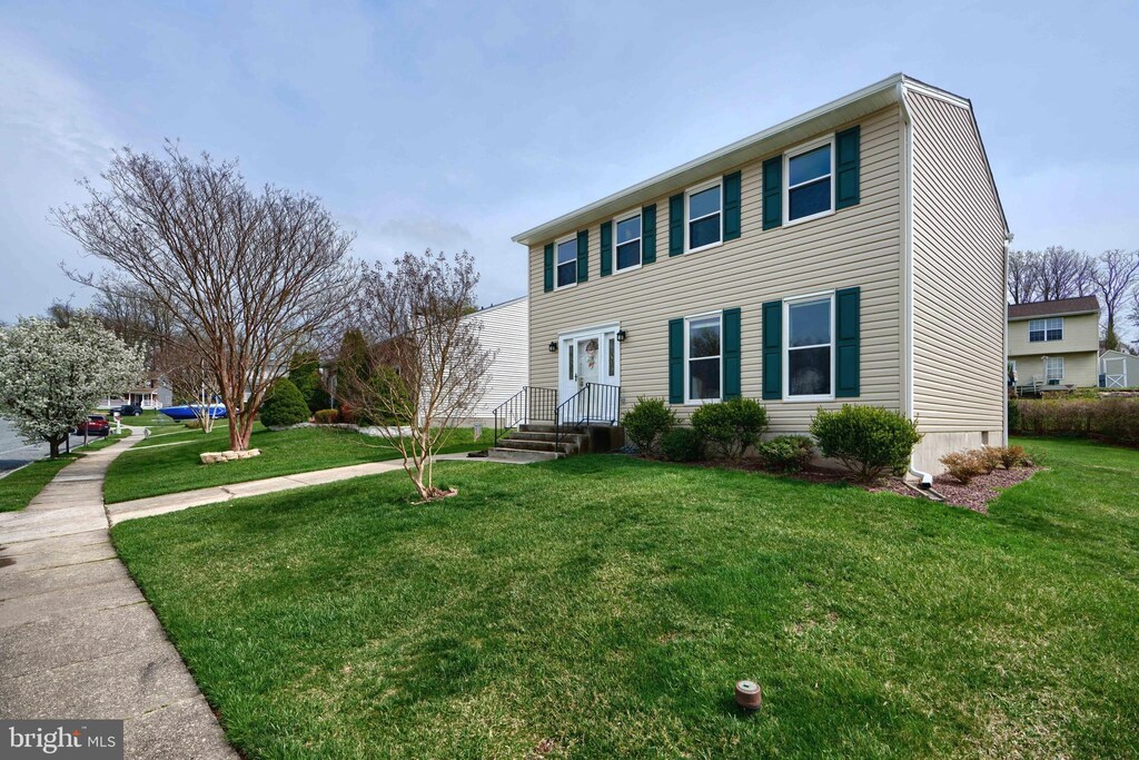 9105 Perryvale Rd, Baltimore, MD 21236 - view of front facade featuring a front lawn
