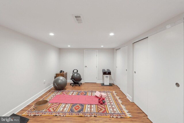 8519 Century Oak Ct, Fairfax Station, VA 22039 - exercise area featuring wood finished floors, baseboards, visible vents, and recessed lighting