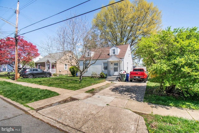 view of front facade featuring a front yard and driveway