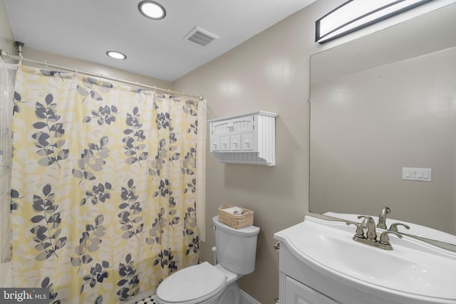 full bathroom featuring vanity, visible vents, a shower with curtain, and toilet