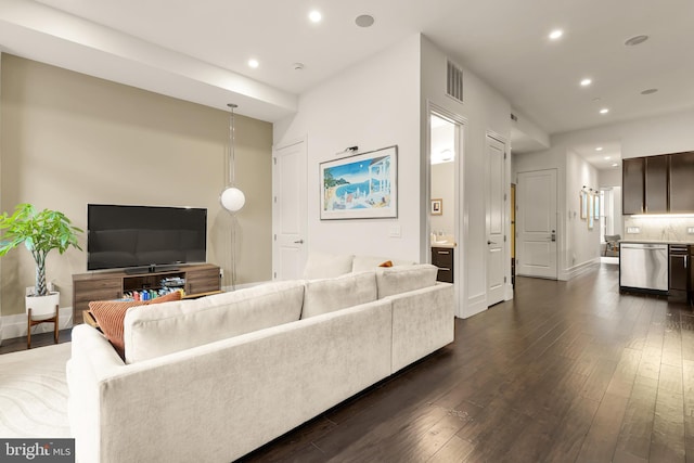 living room with recessed lighting, baseboards, dark wood finished floors, and visible vents