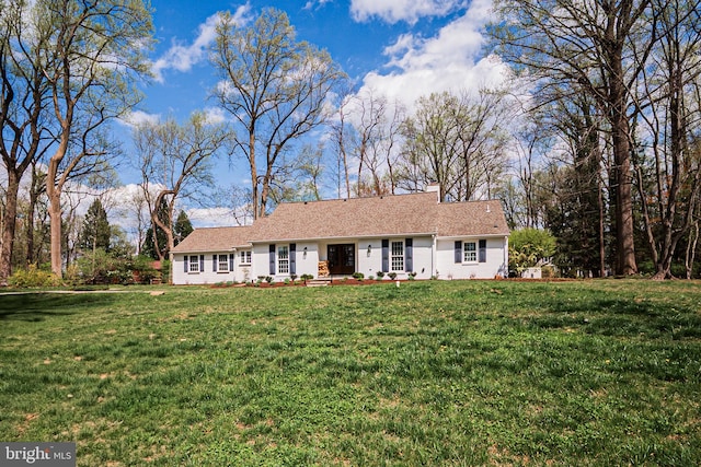 312 Center Hill Rd, Wilmington, DE 19807 - ranch-style house featuring a front yard and a chimney