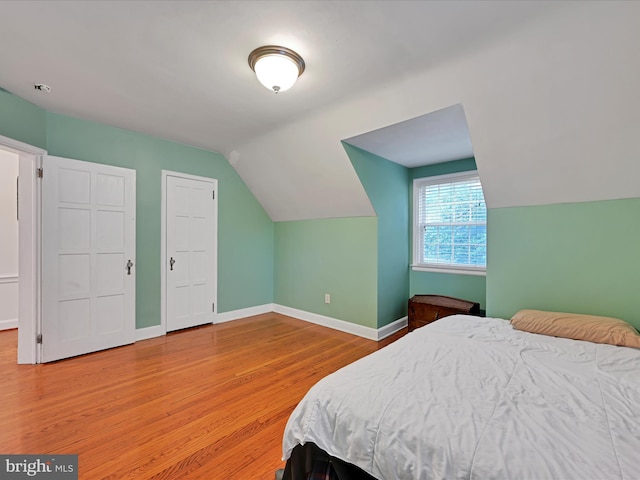 341 Creston Rd, York, PA 17403 - bedroom featuring light wood-style flooring, vaulted ceiling, and baseboards