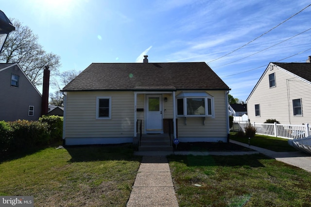 713 Cooper St, Florence, NJ 08518 - bungalow-style home featuring fence, a shingled roof, and a front yard