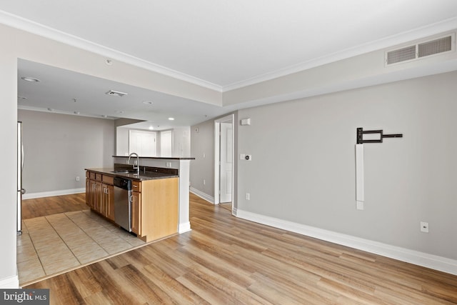 kitchen featuring light wood-style flooring, a sink, visible vents, and stainless steel appliances