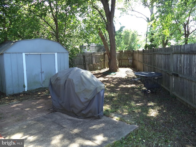 300 3rd Ave SE, Glen Burnie, MD 21061 - fenced backyard with a storage unit, an outbuilding, and a patio area
