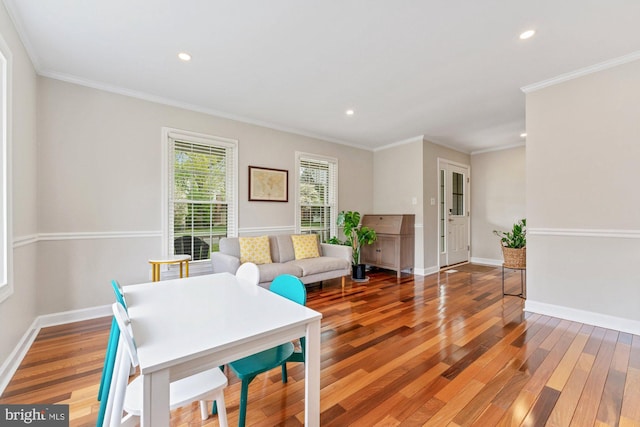 living room featuring light wood finished floors, recessed lighting, baseboards, and ornamental molding