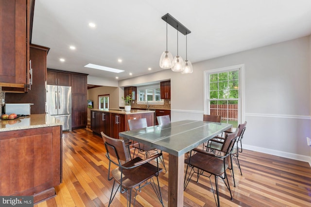 dining area featuring light wood-style floors, recessed lighting, and baseboards