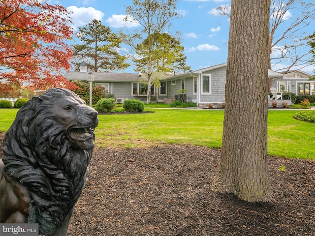 view of front of property featuring a front lawn