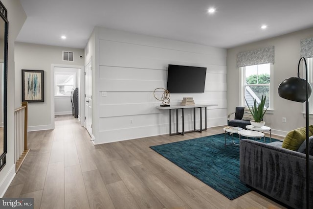 living room with baseboards, visible vents, recessed lighting, and wood finished floors