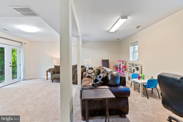 carpeted living room with healthy amount of natural light and baseboards