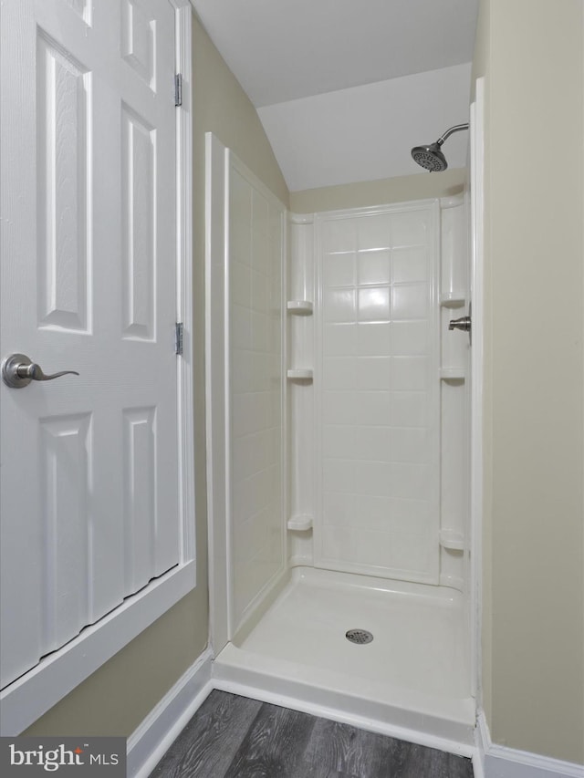 18820 Kerill Rd, Triangle, VA 22172 - bathroom with a tile shower, wood finished floors, and vaulted ceiling