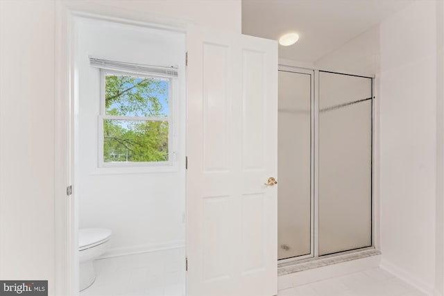 61 E Lake Dr, Annapolis, MD 21403 - full bath featuring baseboards, tile patterned floors, a shower stall, and toilet