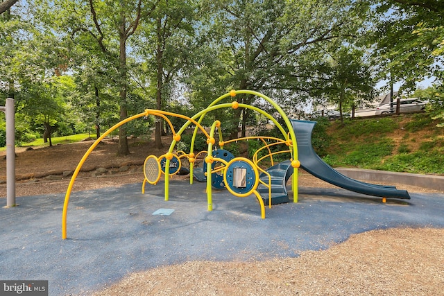 1276 N Wayne St Unit 408, Arlington, VA 22201 - view of community play area