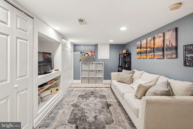 living room with visible vents, baseboards, and recessed lighting