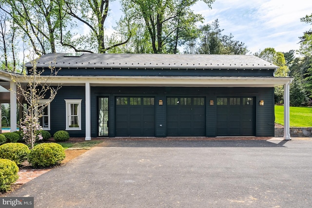 827 Turkey Run Rd, Mclean, VA 22101 - garage with driveway