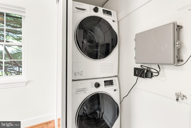 2107 N Taft St Unit 11, Arlington, VA 22201 - clothes washing area featuring stacked washer / drying machine