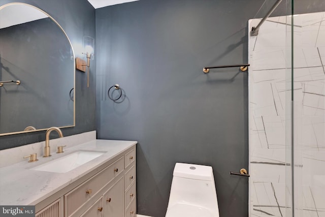 full bathroom featuring toilet, a shower, and vanity