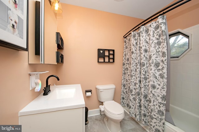full bathroom featuring baseboards, shower / tub combo with curtain, toilet, and vanity