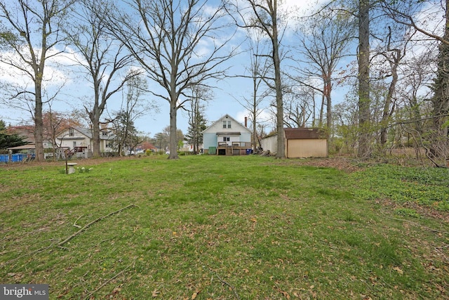 view of yard featuring an outdoor structure and a storage shed