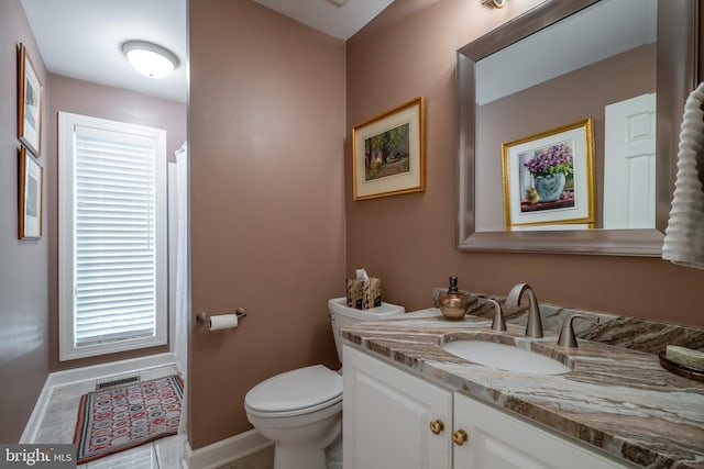 bathroom featuring visible vents, curtained shower, baseboards, vanity, and toilet