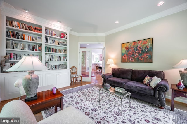 living area featuring crown molding, recessed lighting, baseboards, and wood finished floors