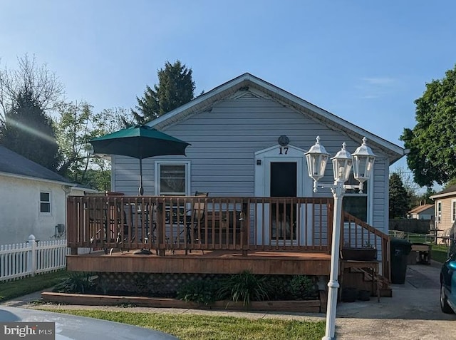 view of front facade with fence