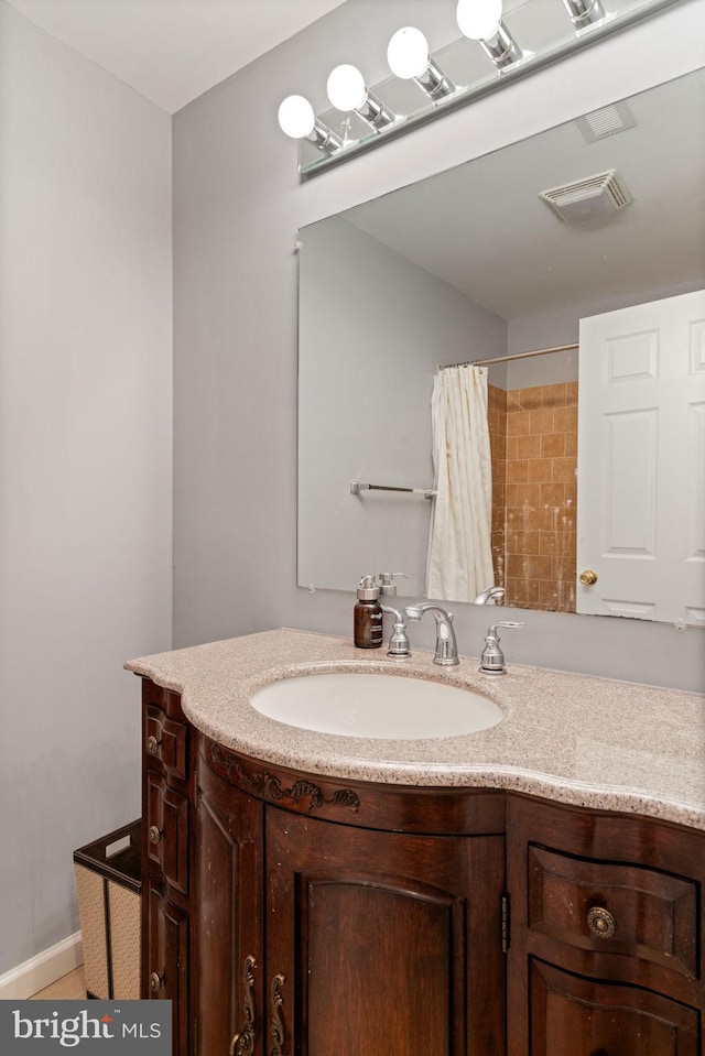 full bathroom with curtained shower, visible vents, and vanity