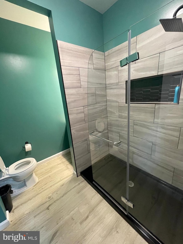 506 Victorianna Dr, Capitol Heights, MD 20743 - full bath featuring a shower stall, toilet, wood finished floors, and baseboards