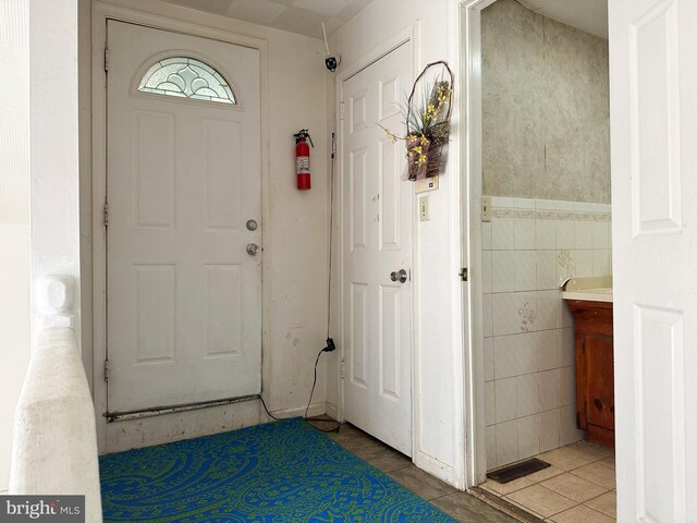 502 N W Ave, Vineland, NJ 08360 - foyer entrance with light tile patterned floors and tile walls