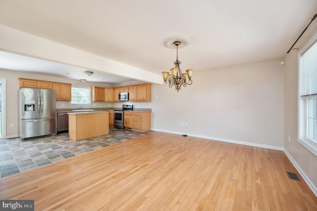 kitchen featuring a notable chandelier, baseboards, visible vents, stainless steel appliances, and light wood finished floors