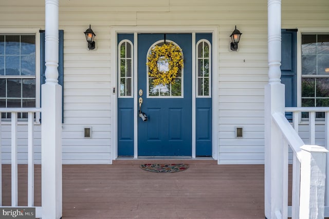 entrance to property featuring covered porch