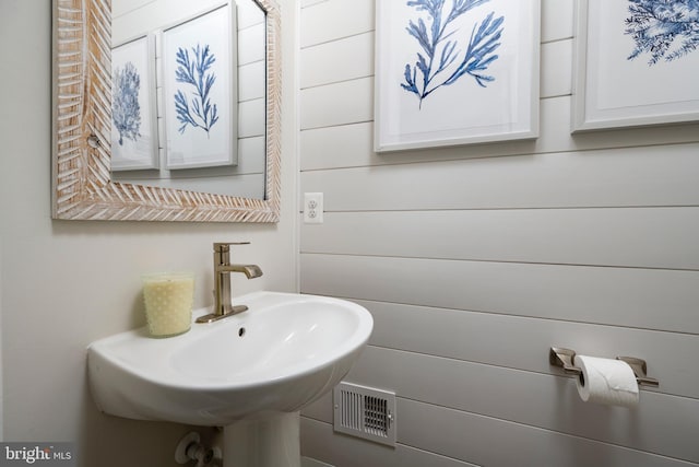 12455 Sea Oaks Ln Unit 4, Berlin, MD 21811 - bathroom featuring visible vents and a sink
