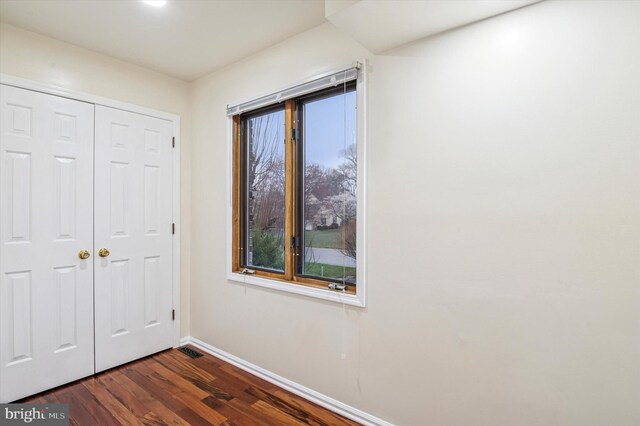 28 Beech Hill Dr, Newark, DE 19711 - unfurnished bedroom featuring baseboards, dark wood-type flooring, visible vents, and a closet