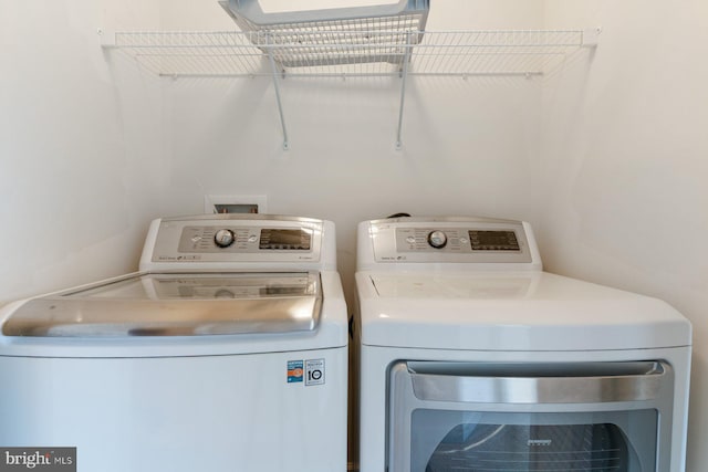 5542 Peanuts Ln, Waldorf, MD 20602 - laundry area featuring separate washer and dryer and laundry area