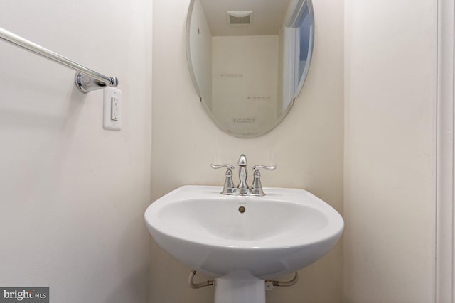 5542 Peanuts Ln, Waldorf, MD 20602 - bathroom featuring a sink