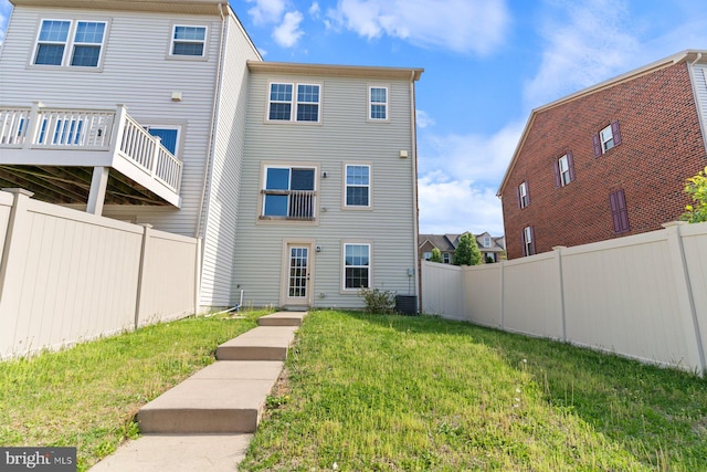 5542 Peanuts Ln, Waldorf, MD 20602 - back of house featuring a lawn and a fenced backyard