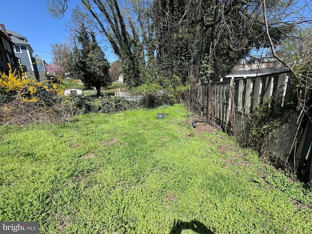 605 Walnut Ave, Baltimore, MD 21229 - view of yard featuring fence