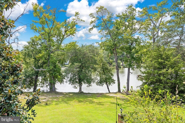 view of grassy yard with a water view