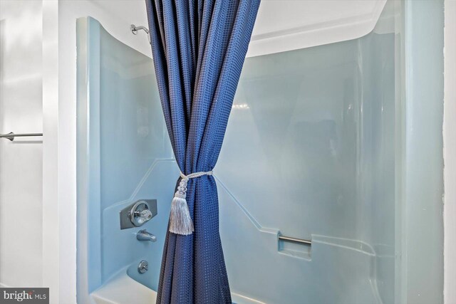 full bath with shower / bath combo with shower curtain