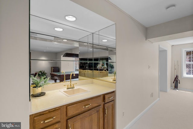 bar with baseboards, a sink, carpet floors, and recessed lighting