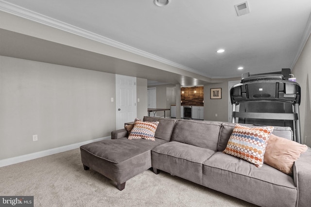 living room featuring visible vents, baseboards, carpet, recessed lighting, and ornamental molding