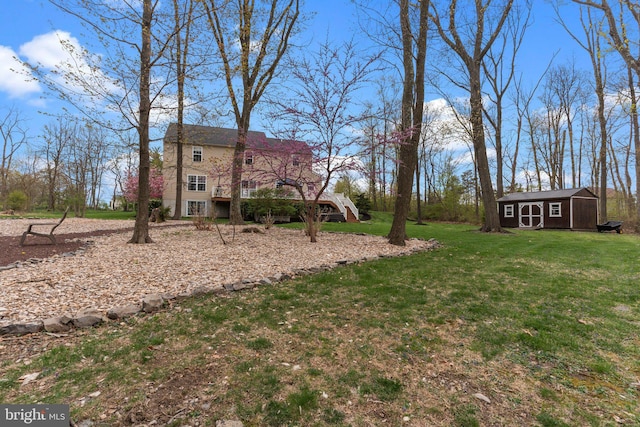 view of yard featuring an outdoor structure