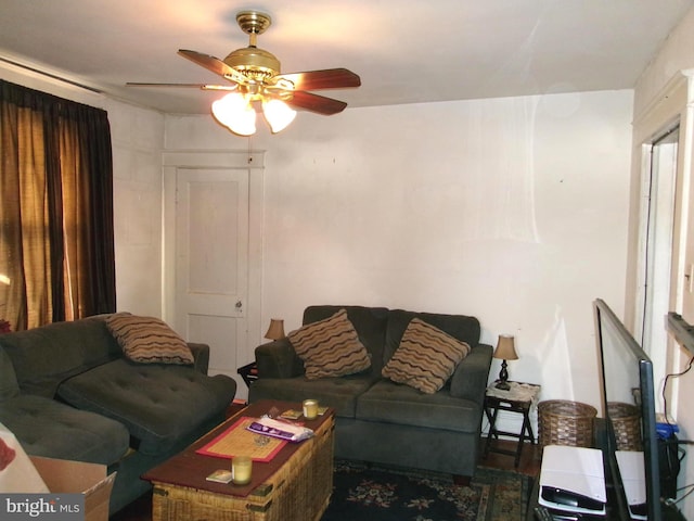 4204 Kenwood Ave, Baltimore, MD 21206 - living area with ceiling fan