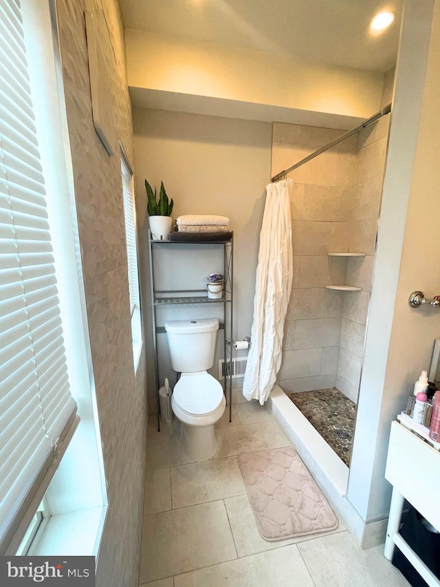 2512 Collins St, Philadelphia, PA 19125 - bathroom with a tile shower, toilet, and tile patterned floors