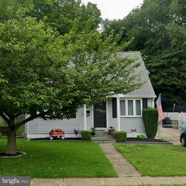 6 Birkshire Rd, Hamilton, NJ 08619 - view of front of property featuring fence, roof with shingles, and a front yard