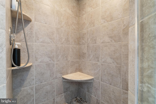 details featuring tiled shower