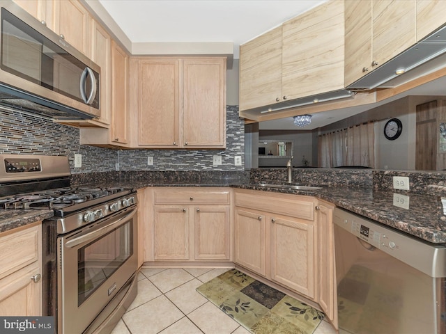 353 Fallsgrove Dr Unit 51, Rockville, MD 20850 - kitchen featuring light brown cabinets, decorative backsplash, a sink, and stainless steel appliances