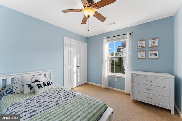 bedroom featuring visible vents, a ceiling fan, baseboards, and light carpet